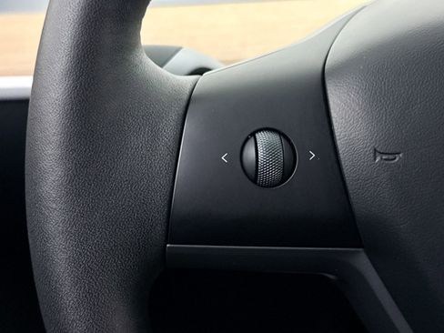 Used 2024 Tesla Model Y Performance image 28