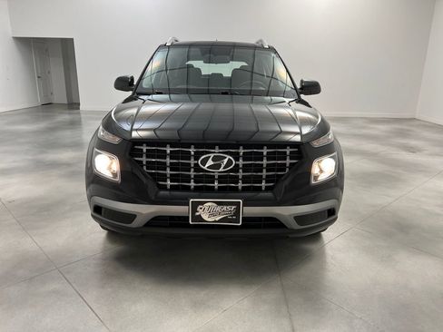 Used 2025 Hyundai Venue SEL image 2