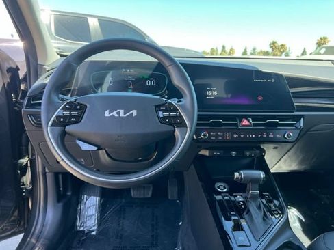 Used 2025 Kia Niro EX FWD image 13