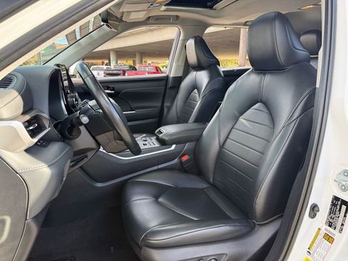 Certified 2023 Toyota Highlander XLE image 11