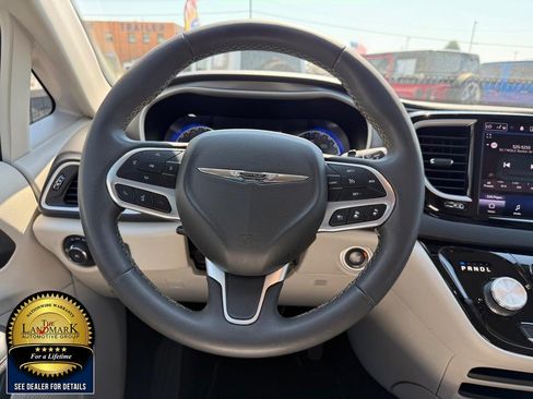 Used 2023 Chrysler Pacifica Touring-L FWD image 19