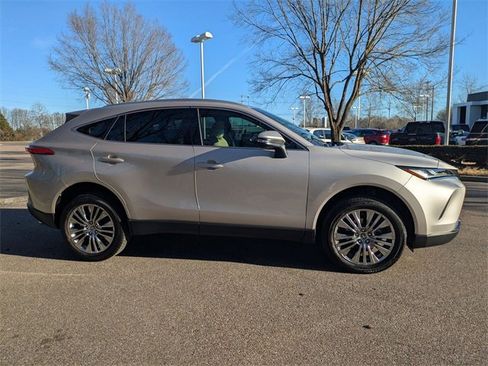 Used 2024 Toyota Venza XLE image 7