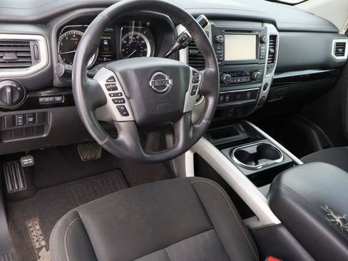 Used 2018 Nissan Titan SV w/ SV Convenience Package image 11