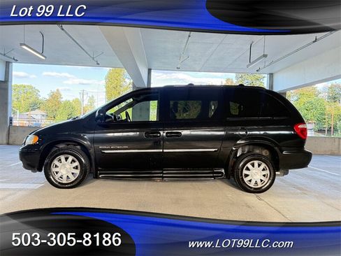 Used 2006 Chrysler Town & Country Touring w/ Trailer Tow Prep Group FWD image 9