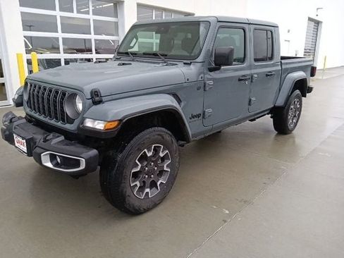 Used 2025 Jeep Gladiator Sport w/ Premium Package image 7