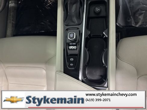 Used 2018 Volvo XC60 T6 Momentum w/ Convenience Package image 27