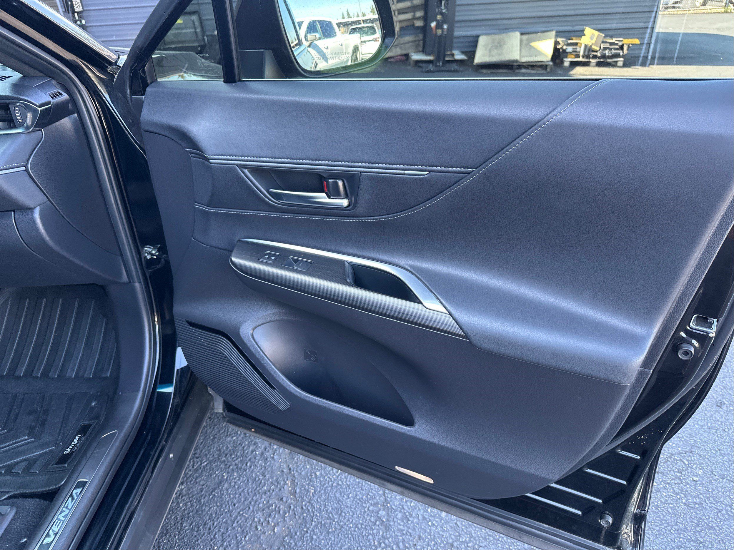 Used 2023 Toyota Venza XLE AWD/4WD image 21