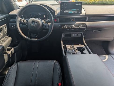 Used 2025 Honda Pilot Black Edition image 11