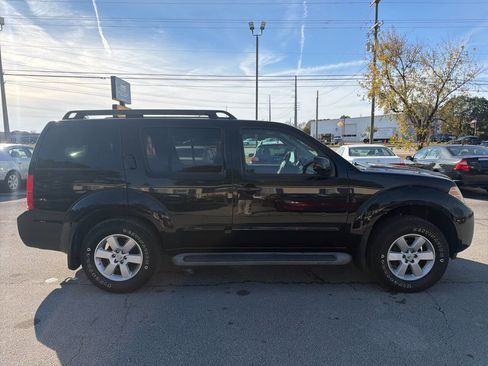 Used 2010 Nissan Pathfinder SE image 5