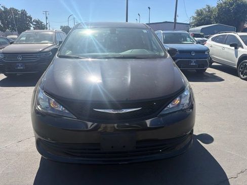 Used 2020 Chrysler Voyager L FWD image 2