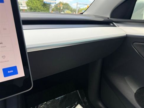 Used 2022 Tesla Model Y Long Range image 28