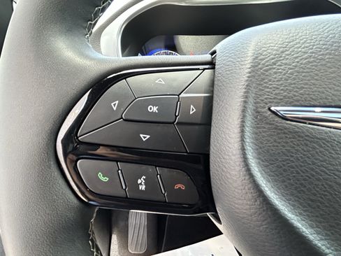 Used 2025 Chrysler Pacifica Limited FWD image 19