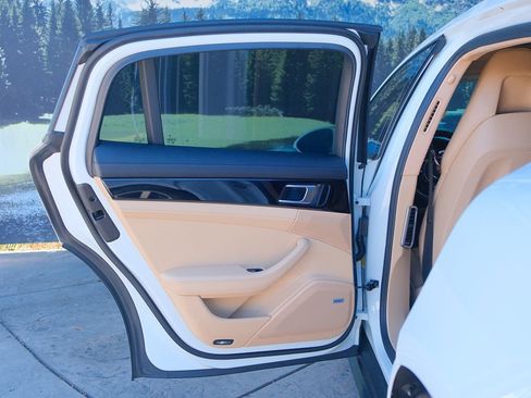 Used 2017 Porsche Panamera image 36