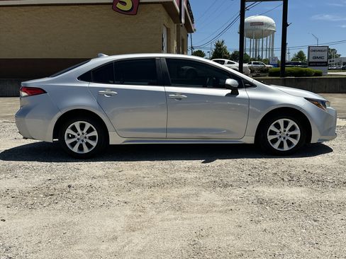 Used 2024 Toyota Corolla LE FWD image 4