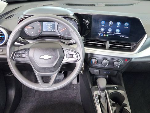 Certified 2025 Chevrolet Trax LS FWD image 28