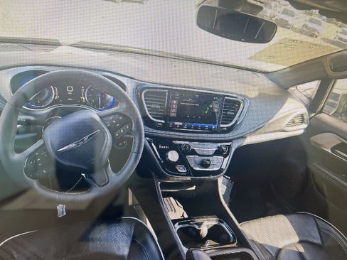 Used 2025 Chrysler Pacifica Limited FWD image 10