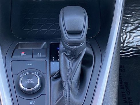 Used 2025 Toyota RAV4 XLE image 33