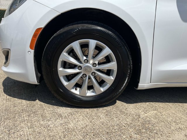 Used 2020 Chrysler Pacifica Touring w/ Advanced Safetytec Group FWD image 6