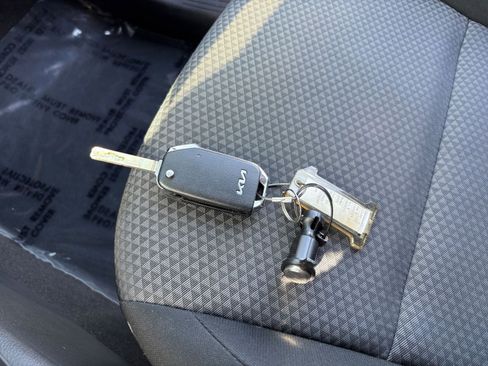 Used 2025 Kia Soul LX w/ LX Technology Package FWD image 21
