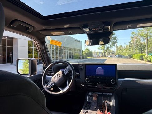 Used 2024 Lexus GX 550 AWD/4WD image 9