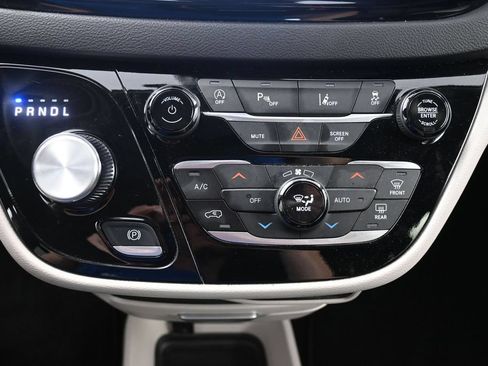 Used 2024 Chrysler Pacifica Touring-L FWD image 12