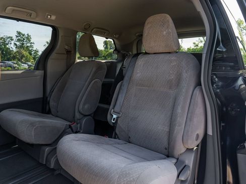 Used 2019 Toyota Sienna LE FWD image 19