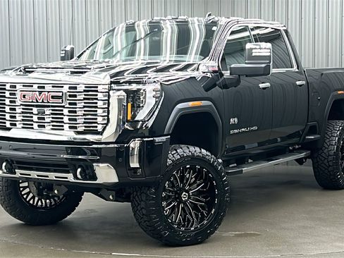 Used 2025 GMC Sierra 3500 Denali image 1