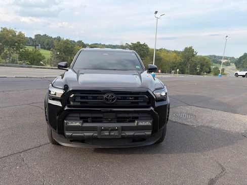 Used 2025 Toyota 4Runner SR5 AWD/4WD image 3