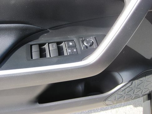 Used 2021 Toyota RAV4 LE AWD/4WD image 13