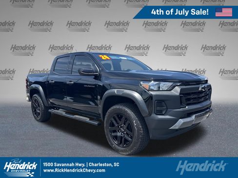 Used 2024 Chevrolet Colorado Trail Boss w/ Technology Package AWD/4WD image 1