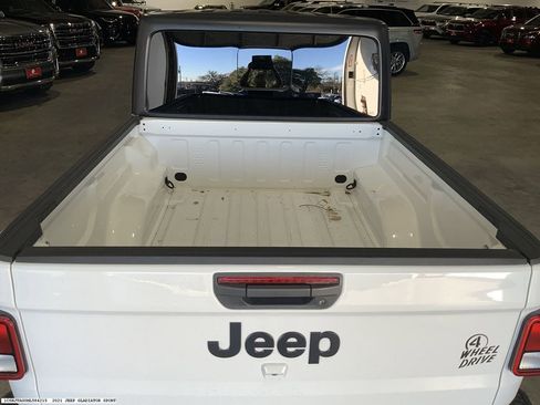 Used 2021 Jeep Gladiator Willys image 13