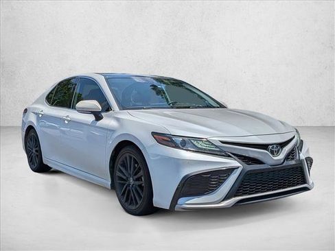 Used 2022 Toyota Camry XSE FWD image 4