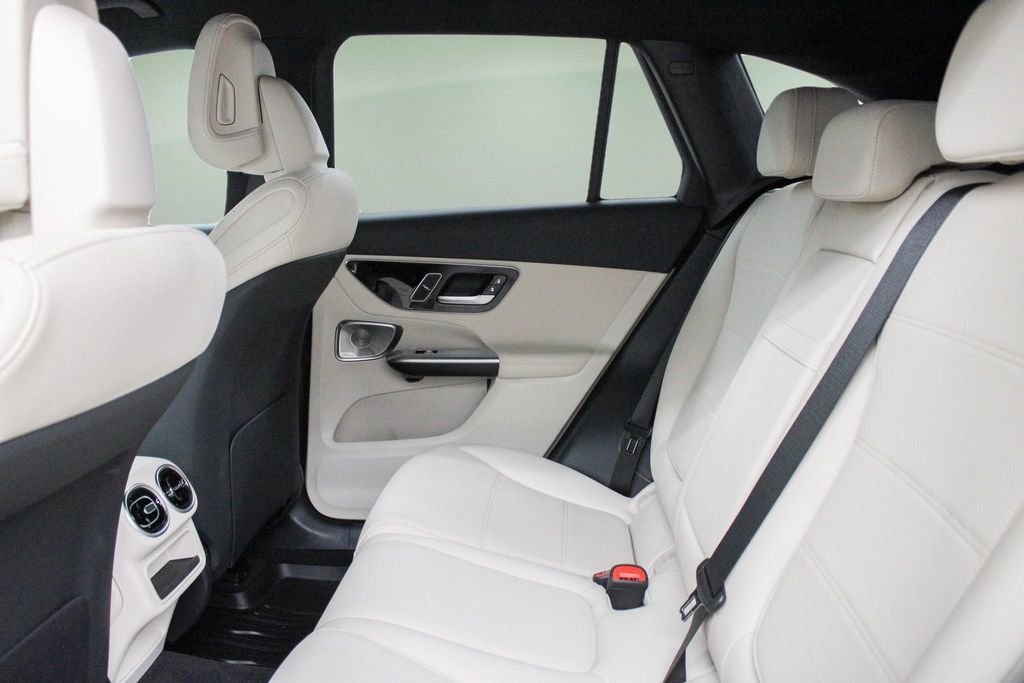 Used 2025 Mercedes-Benz GLC 300 image 26