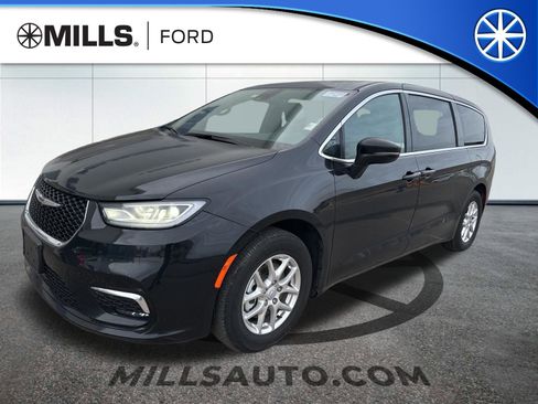 Used 2025 Chrysler Pacifica Select image 1