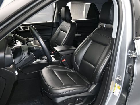 Used 2022 Ford Explorer XLT w/ Equipment Group 202A image 30