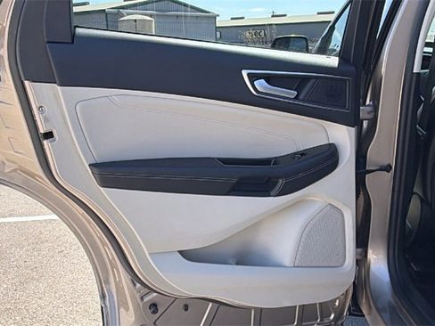 Used 2020 Ford Edge Titanium image 35