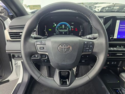 Used 2025 Toyota Camry SE image 14