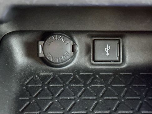 Used 2021 Toyota RAV4 XLE w/ Convenience Package FWD image 26