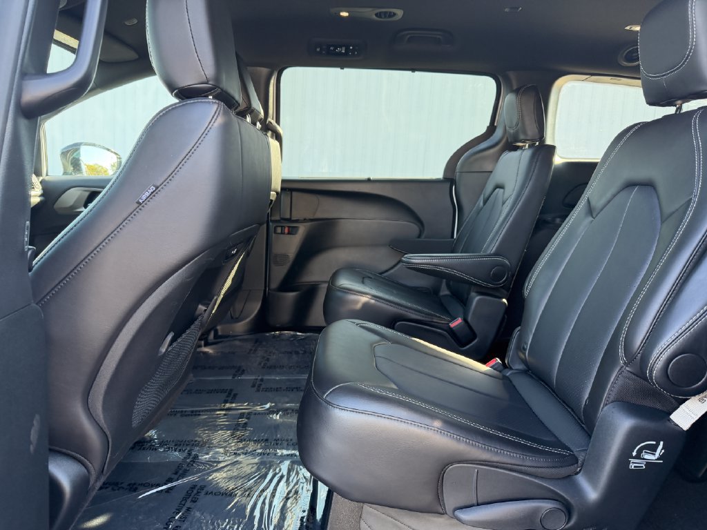 Used 2026 Chrysler Pacifica Select FWD image 31