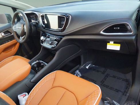 New 2026 Chrysler Pacifica Pinnacle image 30