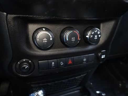 Used 2018 Jeep Wrangler Unlimited Rubicon w/ Connectivity Group image 21