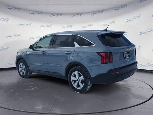 Used 2022 Kia Sorento LX image 3