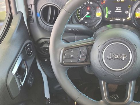 Used 2025 Jeep Wrangler Unlimited Rubicon 4xe w/ Convenience Group AWD/4WD image 12