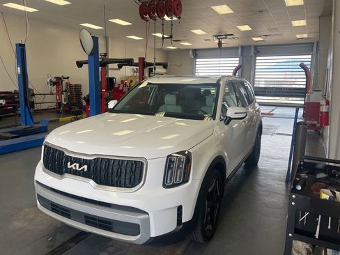 Used 2024 Kia Telluride EX w/ EX Captain's Chair Package AWD/4WD image 2
