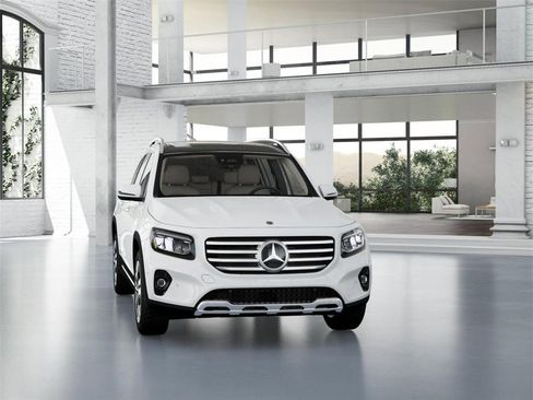Used 2025 Mercedes-Benz GLB 250 4MATIC image 9