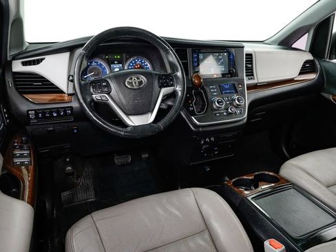 Used 2017 Toyota Sienna Limited Premium w/ Outdoor Package image 7