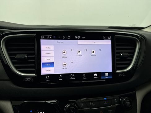 Used 2023 Chrysler Pacifica Touring-L image 20