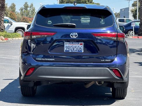 Used 2023 Toyota Highlander LE AWD/4WD image 4