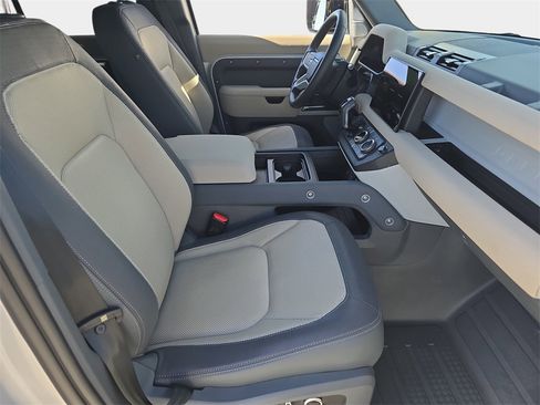 Used 2023 Land Rover Defender 130 X-Dynamic SE image 10