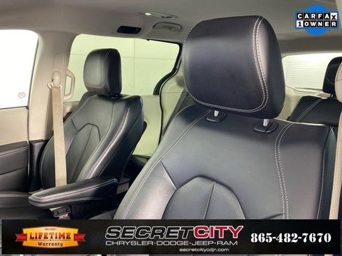 Used 2024 Chrysler Pacifica Touring-L image 10